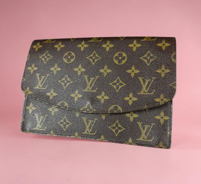 louis vuittou wallet in monogram canvas