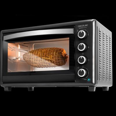une photo d'un four grille-pain contenant une dinde