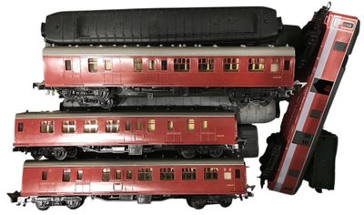 quatre wagons rouges et noirs empilés les uns sur les autres