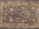 un tapis persan ancien orné d'un motif floral sur fond gris