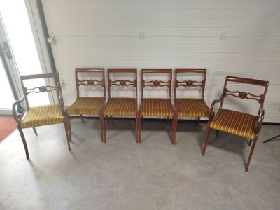 six chairs are lined up in a row in a room