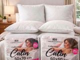 deux oreillers empilés l'un sur l'autre sur un lit dans une chambre à coucher