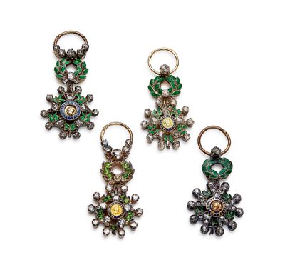 trois paires de boucles d'oreilles ornées de pierres vertes et jaunes