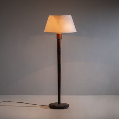 une lampe posée sur une table dans une pièce