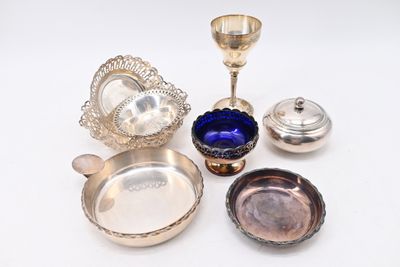 beaucoup d'objets en argent et en verre sur la table