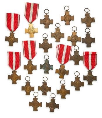 une image représentant un ensemble de médailles et de croix sur fond blanc