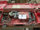une boîte rouge contenant une perceuse et d'autres outils