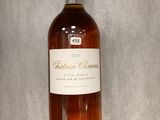 une bouteille de vin posée sur une table en verre