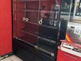 une image d'une vitrine dans un magasin