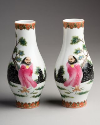 paire de vases chinois représentant une femme et un homme dans un paysage