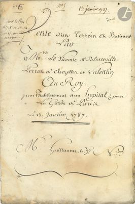 un vieux document écrit posé sur une table