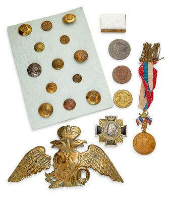une image représentant une collection de médailles et d'autres objets posés sur une surface blanche
