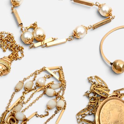 plusieurs types de bijoux sont présentés sur une surface blanche