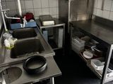 une cuisine équipée d'un évier et d'un micro-ondes