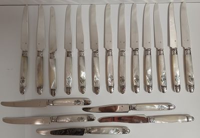 beaucoup de couteaux accrochés au mur