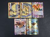 quatre types différents de cartes Pokémon posées sur une table