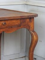 TABLE en bois naturel mouluré et sculpté, de forme carrée à … (photo 4)