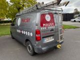 une camionnette garée sur le côté de la route