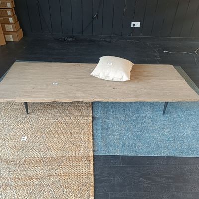une table sur laquelle est posé un coussin, dans une pièce