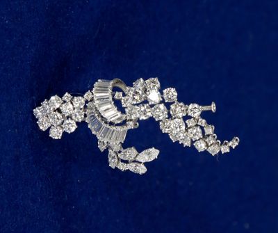 KREISS, BROCHE en or blanc 18 K, ornée d'un important pavage…