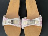 a pair of white sandals with pink flowers on them