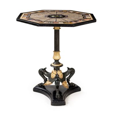 une table noire et dorée sur laquelle se trouve une horloge