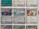 beaucoup de cartes pokemon sur la table