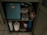 une petite armoire contenant de nombreux objets
