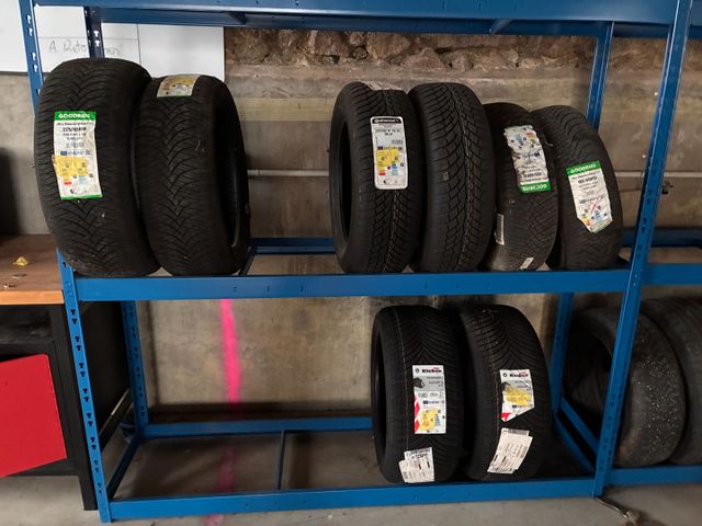 6 pneumatiques neufs : 2x Goodride 225/45 R18, 2x Continental 205...