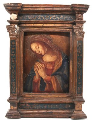 une image représentant un tableau d'une femme en prière, dans un cadre en bois