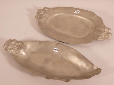 paire de plats anciens en forme de poisson, plaqués argent, munis d'anses