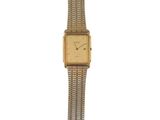 une photo d'une montre-bracelet en or avec un bracelet maillé