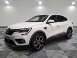 un 4x4 blanc garé dans une pièce au sol en damier