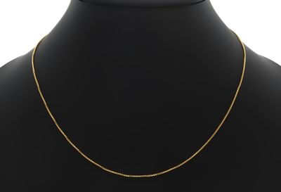 un collier à chaîne en or sur un mannequin mannequin mannequin mannequin mannequin mannequin mannequin mannequin mannequin mannequin
