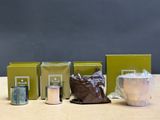 trois boîtes de thé et une tasse de café posées sur une table