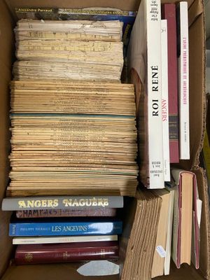une boîte pleine de livres posée sur une table