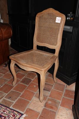 une chaise posée sur le sol d'une pièce