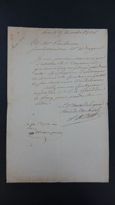 une feuille de papier sur laquelle on peut écrire, posée sur une table