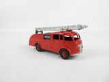un camion de pompiers rouge avec une échelle sur le dessus
