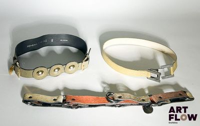 trois types différents de bracelets en cuir posés sur un fond blanc
