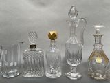 un grand nombre d'objets en verre posés sur une table