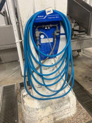 un tuyau bleu fixé sur le côté d'un immeuble