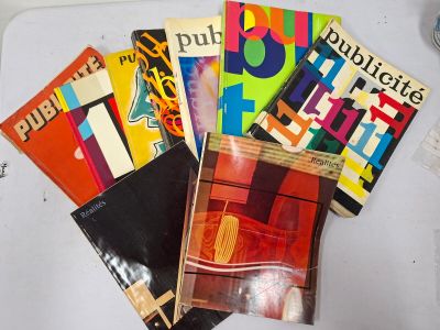 un grand nombre de livres posés sur une table