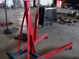 une photo d'un garage avec un grand pont élévateur rouge