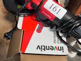 une machine à cordons rouges et noirs posée sur une boîte en carton