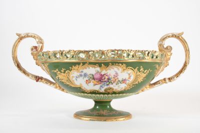 un bol vert et doré orné d'un motif floral