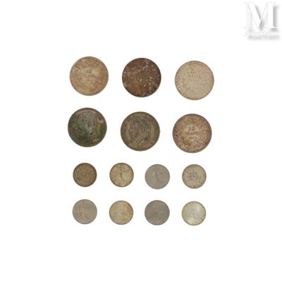l'image d'un groupe de pièces de monnaie posées sur une surface blanche
