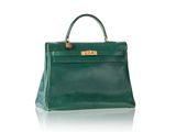 un sac à main en cuir vert posé sur une surface blanche, avec un reflet