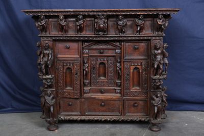 une vieille armoire en bois avec des sculptures sur la façade