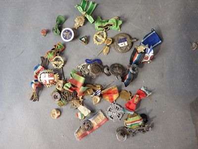 un tas d'objets métalliques divers éparpillés sur le sol